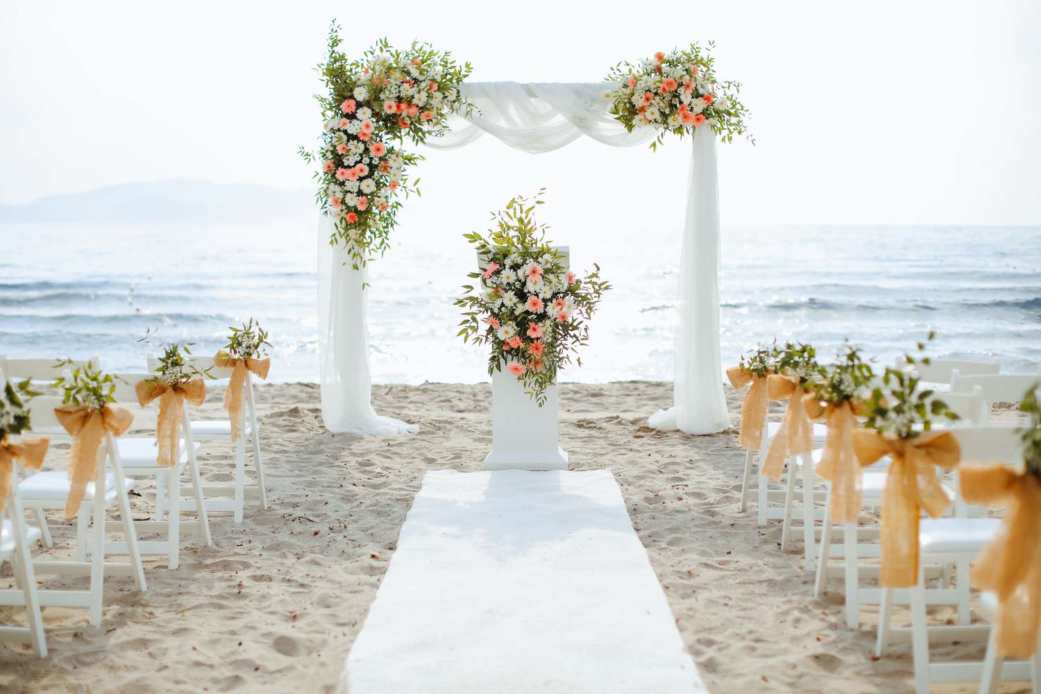 Düğün planlama sürecinde detayları inceleyen mutlu çift ve profesyonel düğün ekibi